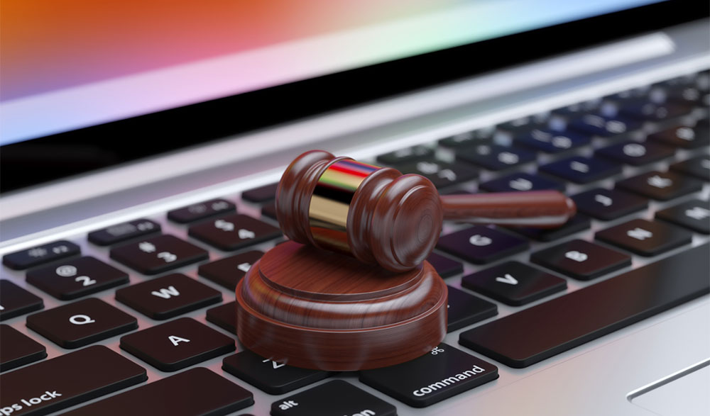 martelo da justiça advogado no teclado advogado online