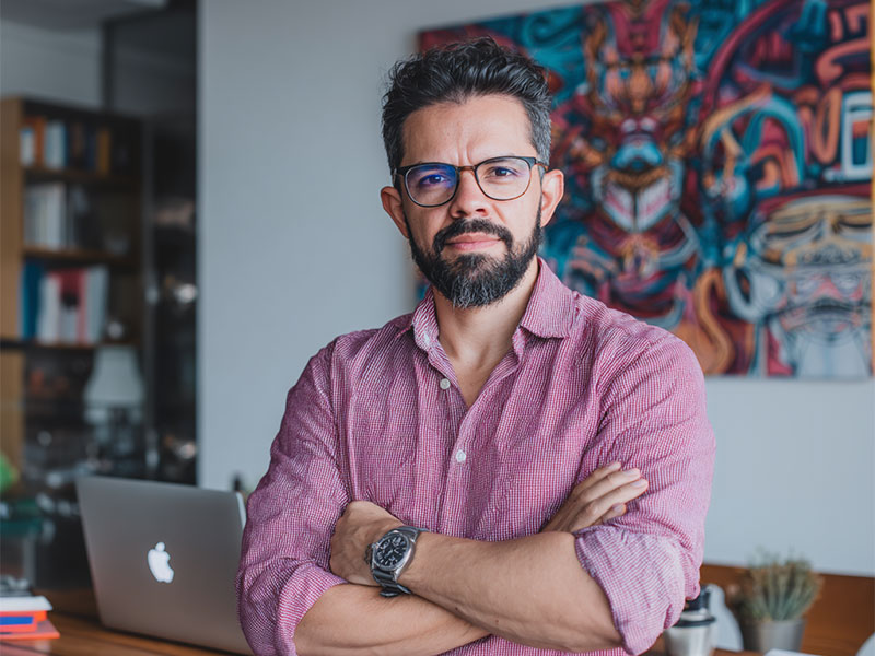 empresario-escolhendo-tipo-de-site